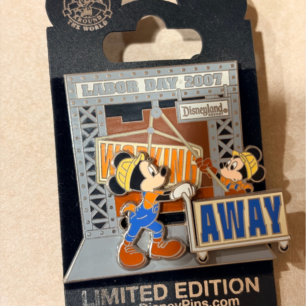 Disney DLR Labor Day 2007 Mickey Construction LE 1000 Pin NOC
